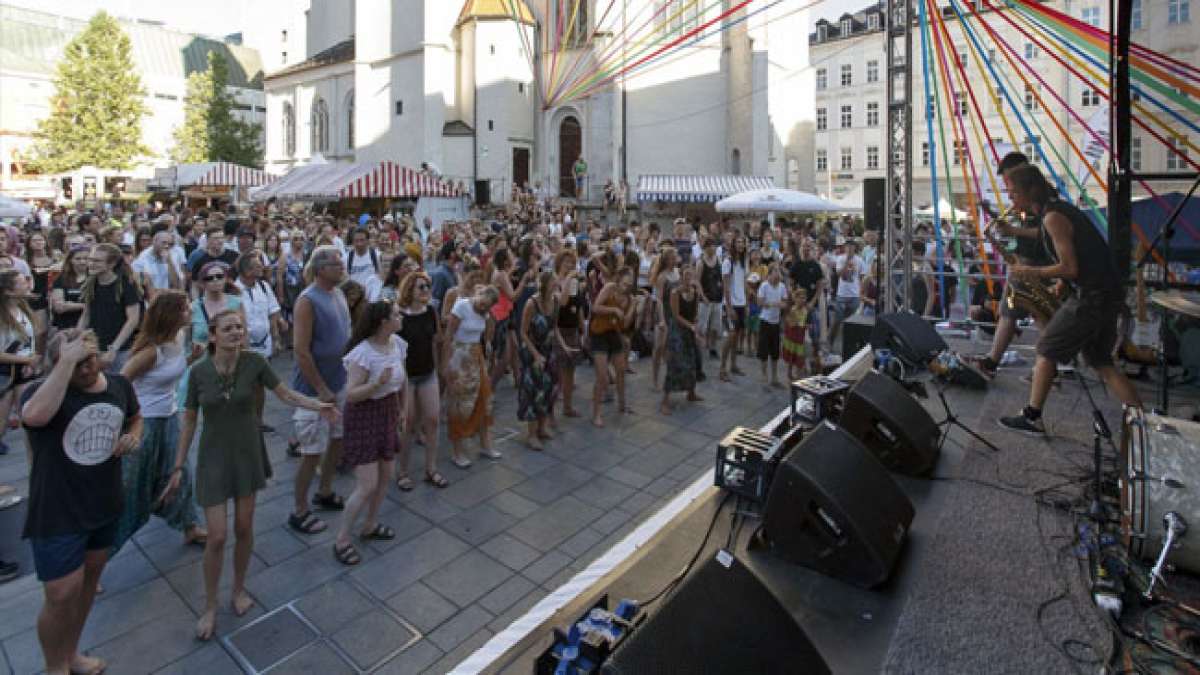 Tauchen Sie drei Tage lang in die lebendige Atmosphäre der Altstadt ein und genießen Sie unvergessliche Momente voller Unterhaltung und Gemeinschaft. Tauchen Sie drei Tage lang in die lebendige Atmosphäre der Altstadt ein und genießen Sie unvergessliche Momente voller Unterhaltung und Gemeinschaft.