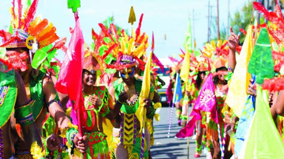Erleben Sie die farbenfrohe Pracht des Mashramani Festivals in Guyana im Februar.