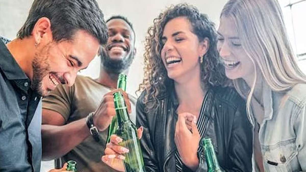 Feiern Sie den Tag des Freundes in Peru am ersten Samstag im Juli und stärken Sie die wertvollen Bindungen der Freundschaft.