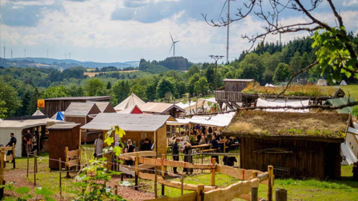 Genießen Sie mittelalterliche Musik, Spiele und köstliche Speisen in malerischer Kulisse – ein Markt, der die ganze Familie begeistert!