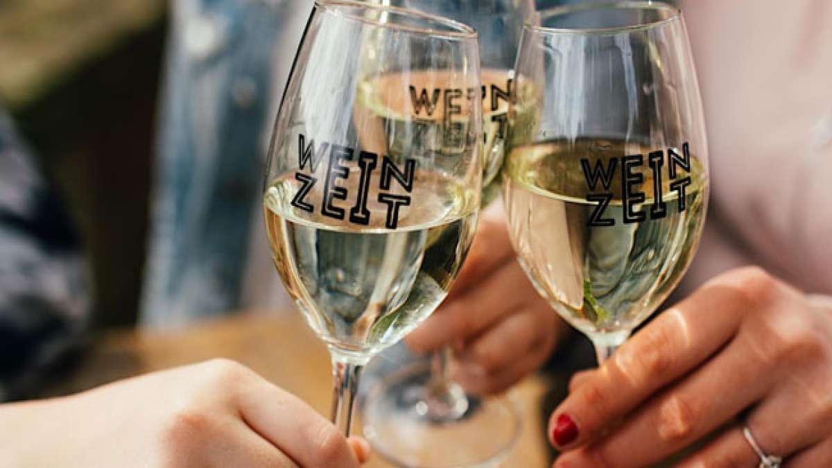 Probieren Sie Weine von bekannten Winzern und aufstrebenden Jungwinzern aus der Region und erleben Sie einen ungezwungenen Abend voller Genuss und Geselligkeit am Saarbrücker Staden!