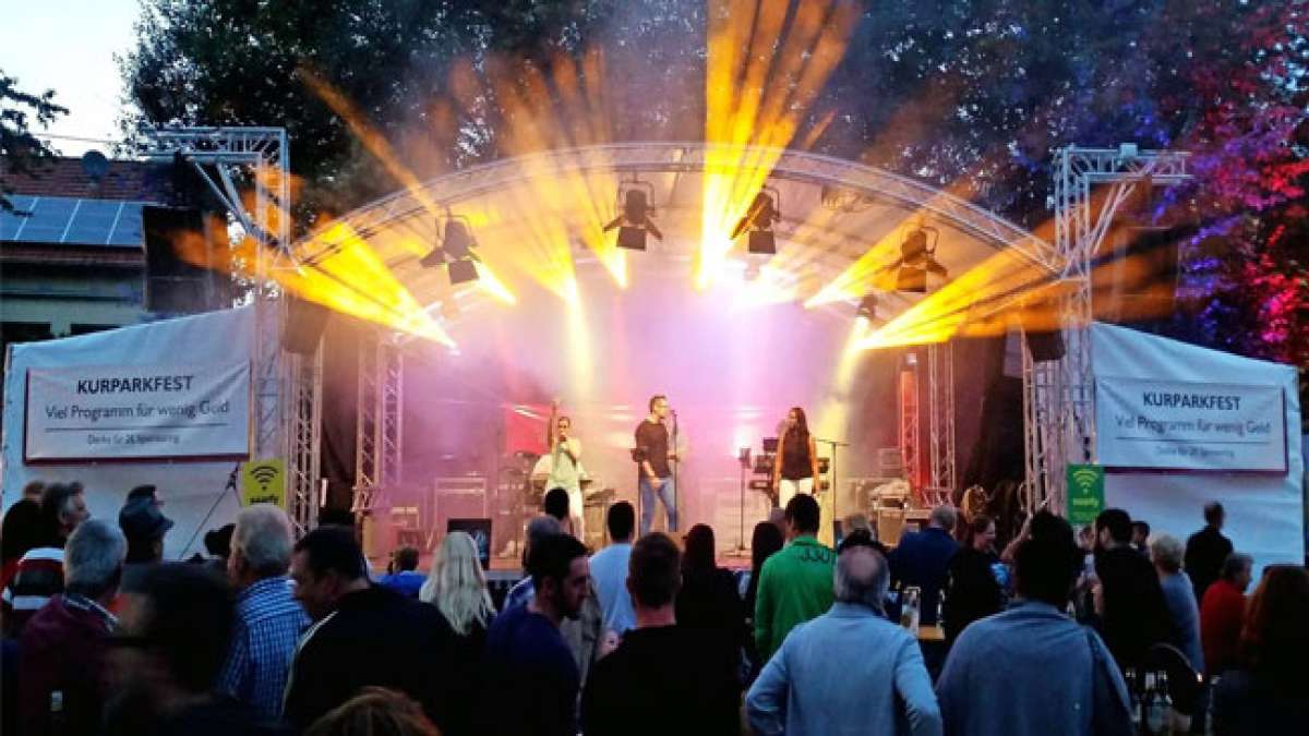 Genieße kulinarische Vielfalt aus aller Welt von über 20 Foodtrucks und erlebe das traditionelle Brilliantfeuerwerk am Festsonntag!