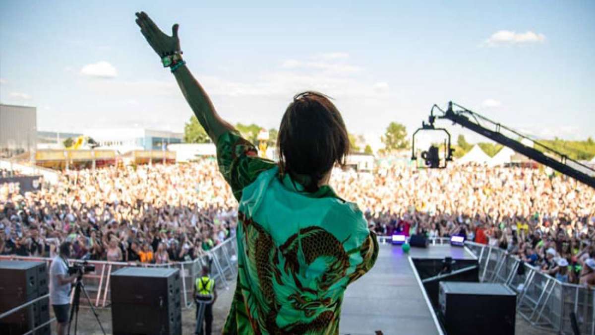 Erlebe Club-Vibes und die besten EDM-Acts auf der großen Bühne – ein Muss für Musikliebhaber aus den internationalen Charts.