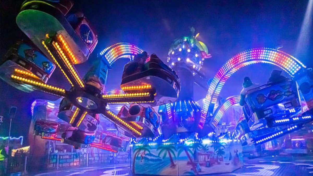 Erlebe rasante Fahrgeschäfte, verlockende Buden und ein funkelndes Feuerwerk. Ein Spaß für die ganze Familie! Erlebe rasante Fahrgeschäfte, verlockende Buden und ein funkelndes Feuerwerk. Ein Spaß für die ganze Familie!