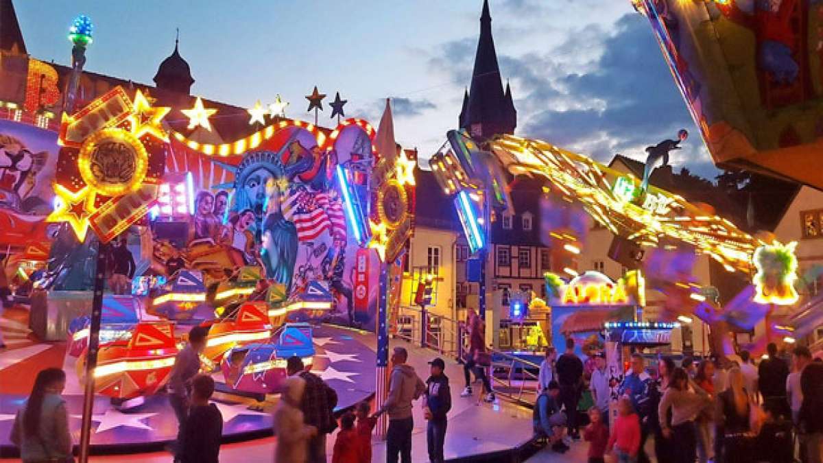 Genießen Sie Fahrgeschäfte, lokale Köstlichkeiten und eine festliche Atmosphäre auf der Dorfstraße und Engelstraße. Ein Muss für Spaß und Genuss in Ottweiler-Fürth! Genießen Sie Fahrgeschäfte, lokale Köstlichkeiten und eine festliche Atmosphäre auf der Dorfstraße und Engelstraße. Ein Muss für Spaß und Genuss in Ottweiler-Fürth!