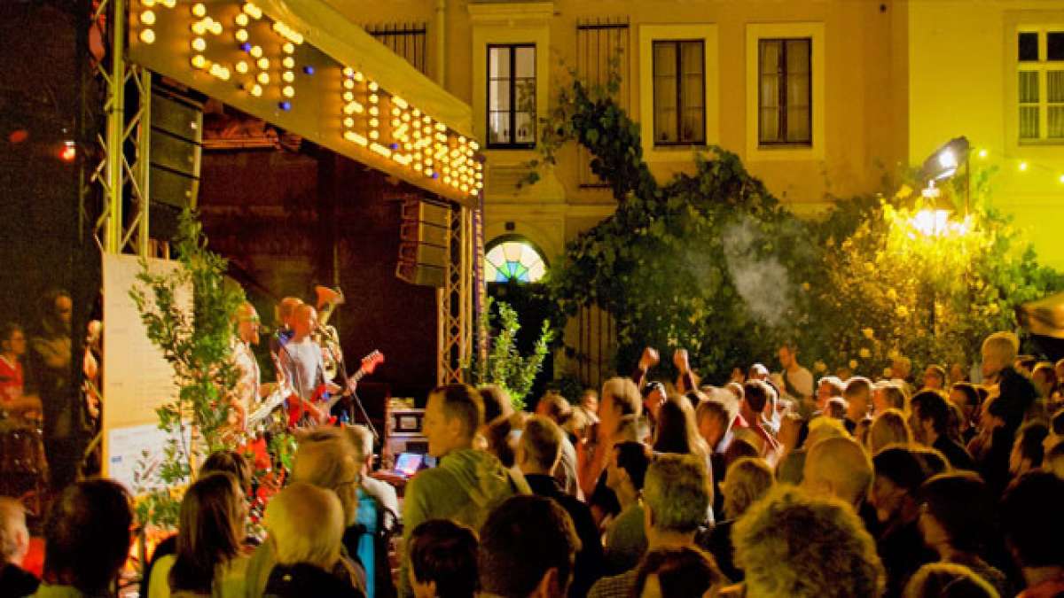 Tauchen Sie ein in eine vielfältige Welt aus Konzerten, Straßenausstellungen, Besenwirtschaften, Kunsthandwerk und offenen Gärten, die von gastfreundlichen Häusern und Grundstücken mit kleinen Konzerten und Lesungen im Garten ergänzt wird.