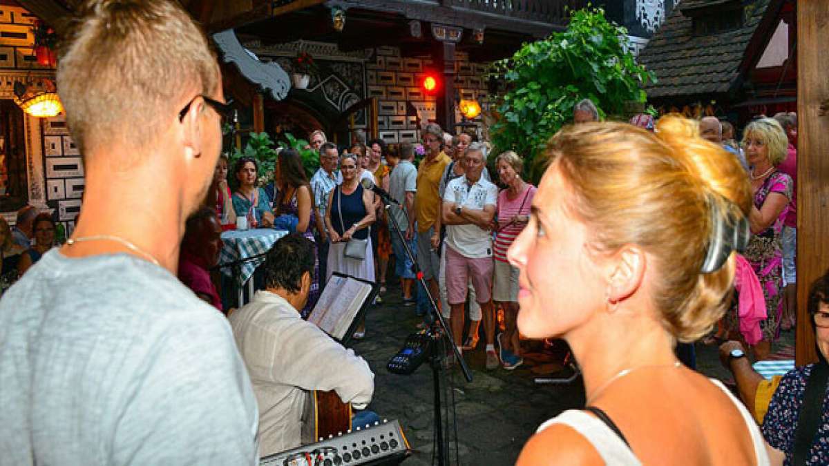 Genießen Sie die einzigartige Atmosphäre mit Kerzenschein, Livemusik und einer Vielzahl von Attraktionen für jeden Geschmack. Genießen Sie die einzigartige Atmosphäre mit Kerzenschein, Livemusik und einer Vielzahl von Attraktionen für jeden Geschmack.