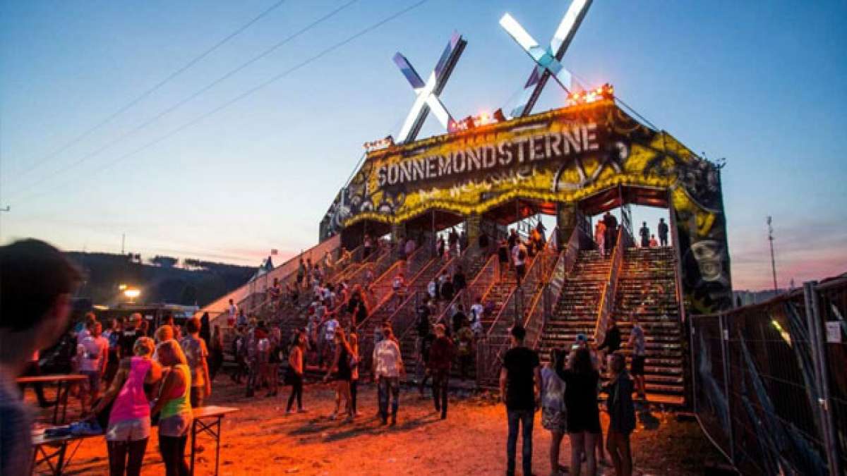 Tauchen Sie ein in die pulsierende Welt der elektronischen Tanzmusik und genießen Sie auch Rock- und Popkünstler auf einer der größten Open-Air-Bühnen Europas.