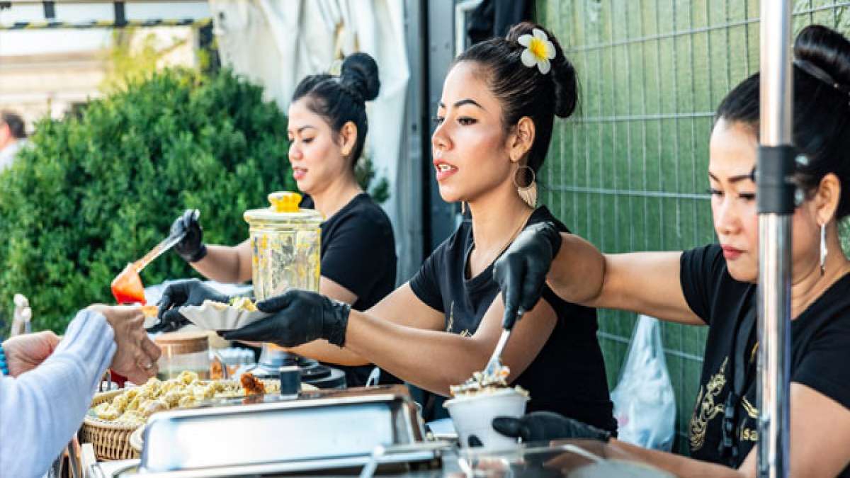 Genieße köstliches Thai Street Food, begleitet von Livemusik und Entertainment, und tauche ein in die herzliche Gastfreundschaft und die exotischen Aromen Thailands. Genieße köstliches Thai Street Food, begleitet von Livemusik und Entertainment, und tauche ein in die herzliche Gastfreundschaft und die exotischen Aromen Thailands.