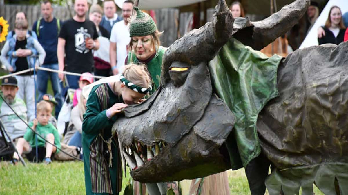 Tauche ein in eine Welt voller Ritter, Spielleute und Stelzenwesen, die kleine und große Gäste gleichermaßen begeistert. Tauche ein in eine Welt voller Ritter, Spielleute und Stelzenwesen, die kleine und große Gäste gleichermaßen begeistert.