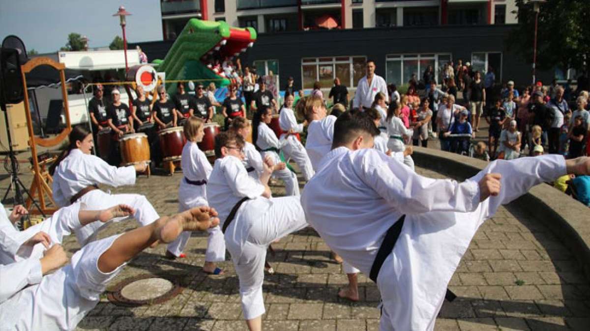 Entdecken Sie ein vielfältiges Programm mit Musik, Tanz, Karate, Spiel und Spaß sowie einer Sommerdisko. Ein Fest für alle!