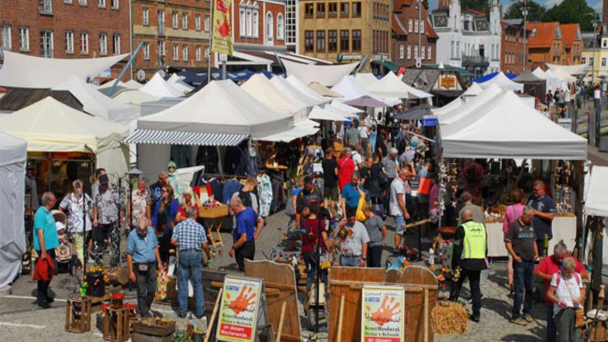 Genießen Sie die inspirierende Atmosphäre und unterstützen Sie lokale Künstler und Handwerker, während Sie nach Herzenslust stöbern und besondere Schätze entdecken.