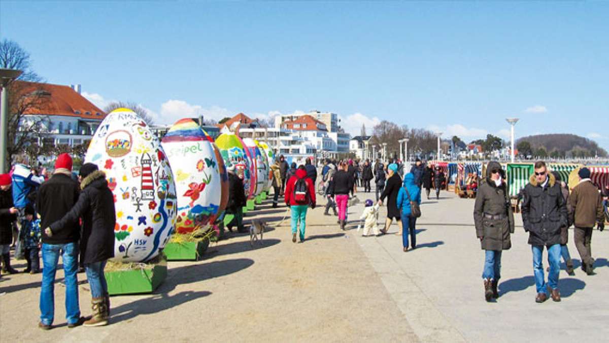 Bewundern Sie die kunstvoll bemalten Rieseneier in der Brügmanngarten und feiern Sie mit dem Osterhasen und einer Brass Band eine bunte Parade durch Travemünde. Ein Fest für die ganze Familie! Bewundern Sie die kunstvoll bemalten Rieseneier in der Brügmanngarten und feiern Sie mit dem Osterhasen und einer Brass Band eine bunte Parade durch Travemünde. Ein Fest für die ganze Familie!