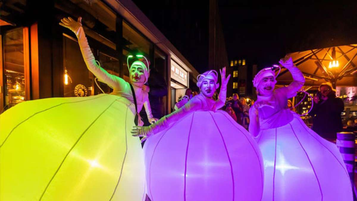 Ein verkaufsoffener Sonntag lädt zum ausgiebigen Shopping ein, während Live-Musik und Märchenerzählungen die Innenstadt mit Leben füllen.