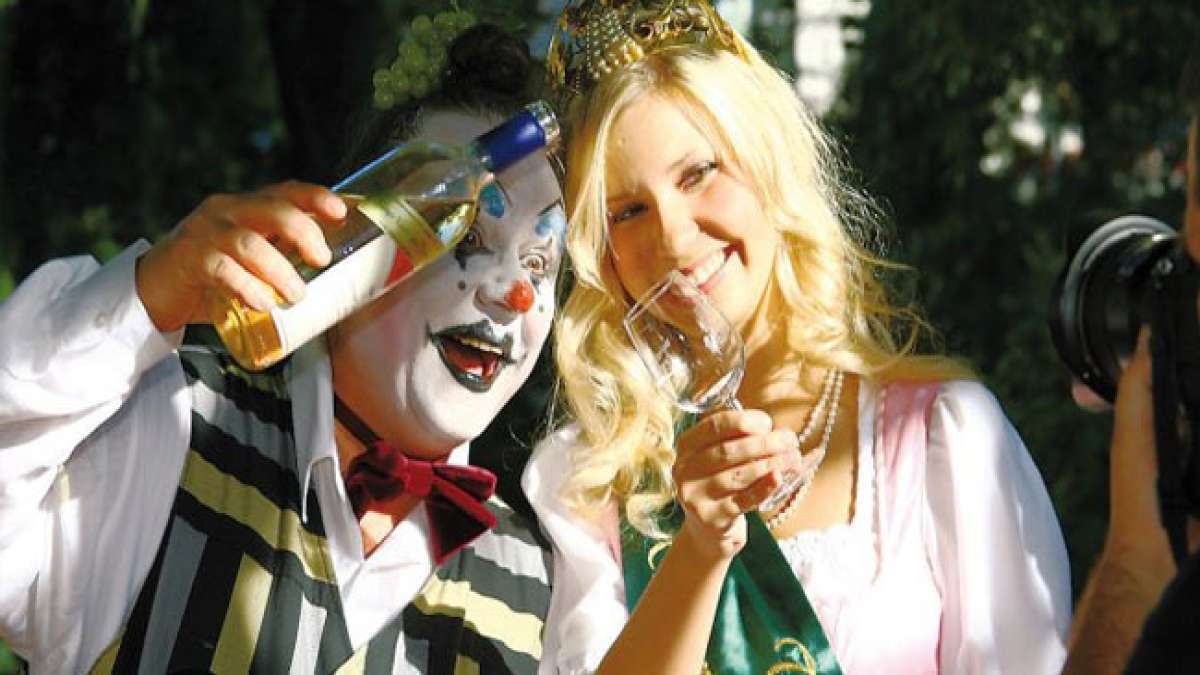 Ursprünglich im Mittelalter umgeben von Weinbergen, bietet das Fest heute eine ideale Gelegenheit, gute Musik und erlesene Weine zu genießen. Ursprünglich im Mittelalter umgeben von Weinbergen, bietet das Fest heute eine ideale Gelegenheit, gute Musik und erlesene Weine zu genießen.