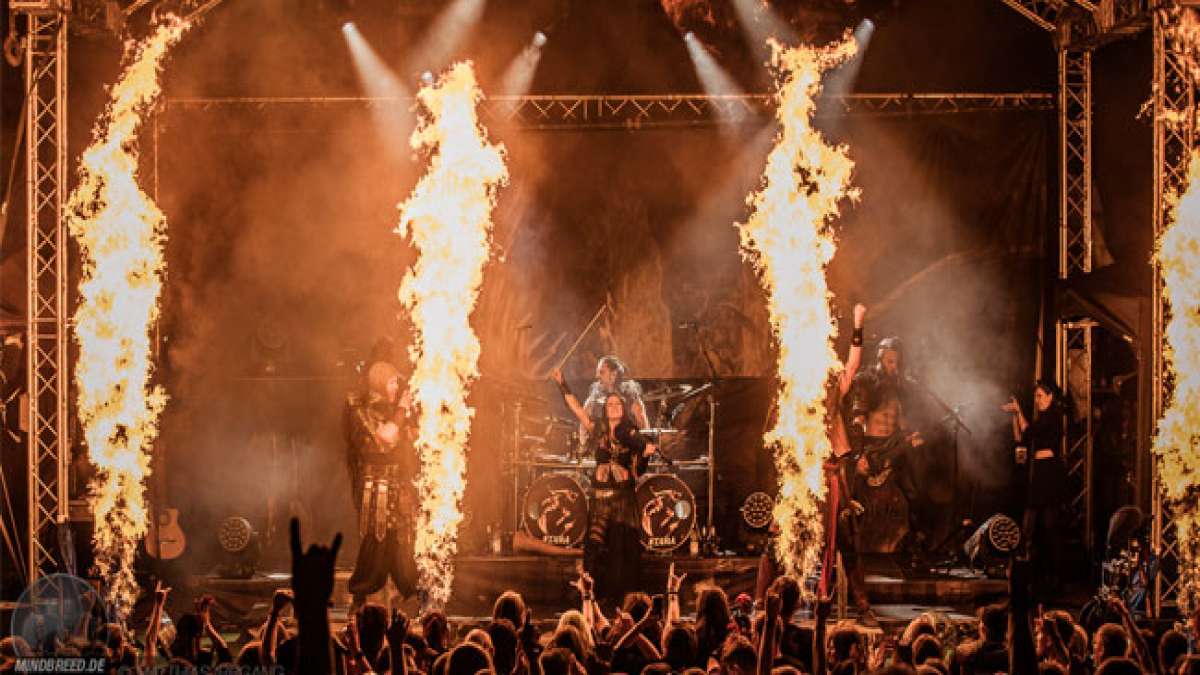 Seit 2003 begeistert es mit legendären Bands wie In Extremo und Schandmaul tausende Besucher jährlich. Seit 2003 begeistert es mit legendären Bands wie In Extremo und Schandmaul tausende Besucher jährlich.
