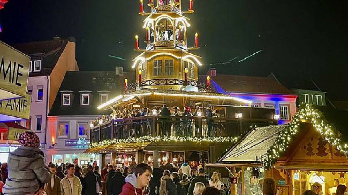 Vom Alten Markt bis zur größten Weihnachtspyramide NRWs auf dem Jahnplatz erwartet Sie stimmungsvolle Atmosphäre, Eislaufen im Klostergarten und kulinarische Genüsse im "Haus vom Nikolaus". Vom Alten Markt bis zur größten Weihnachtspyramide NRWs auf dem Jahnplatz erwartet Sie stimmungsvolle Atmosphäre, Eislaufen im Klostergarten und kulinarische Genüsse im "Haus vom Nikolaus".
