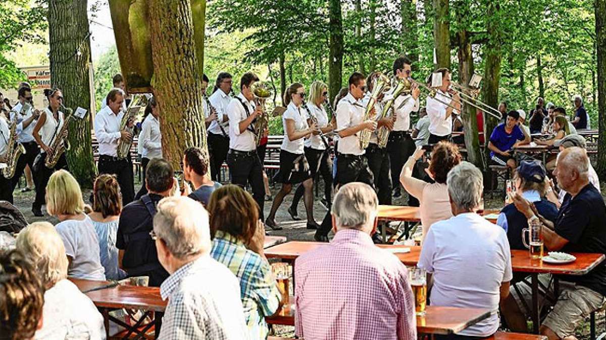 Das dreitägige Waldfest am letzten Juniwochenende, organisiert vom Musikverein Höfingen, bietet gesellige Atmosphäre und abwechslungsreiches Programm für die ganze Familie. Das dreitägige Waldfest am letzten Juniwochenende, organisiert vom Musikverein Höfingen, bietet gesellige Atmosphäre und abwechslungsreiches Programm für die ganze Familie.