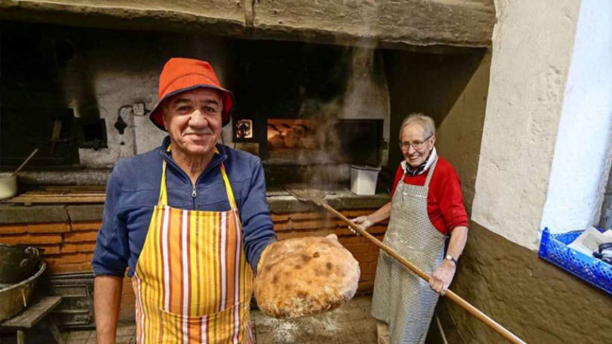 Besucher genießen die gemütliche Atmosphäre im Freien und haben die Gelegenheit, die Dorfgemeinschaft kennenzulernen und frische Leckereien wie Bauernbrot, Vollkornbrot und Hefezopf zu probieren. Besucher genießen die gemütliche Atmosphäre im Freien und haben die Gelegenheit, die Dorfgemeinschaft kennenzulernen und frische Leckereien wie Bauernbrot, Vollkornbrot und Hefezopf zu probieren.