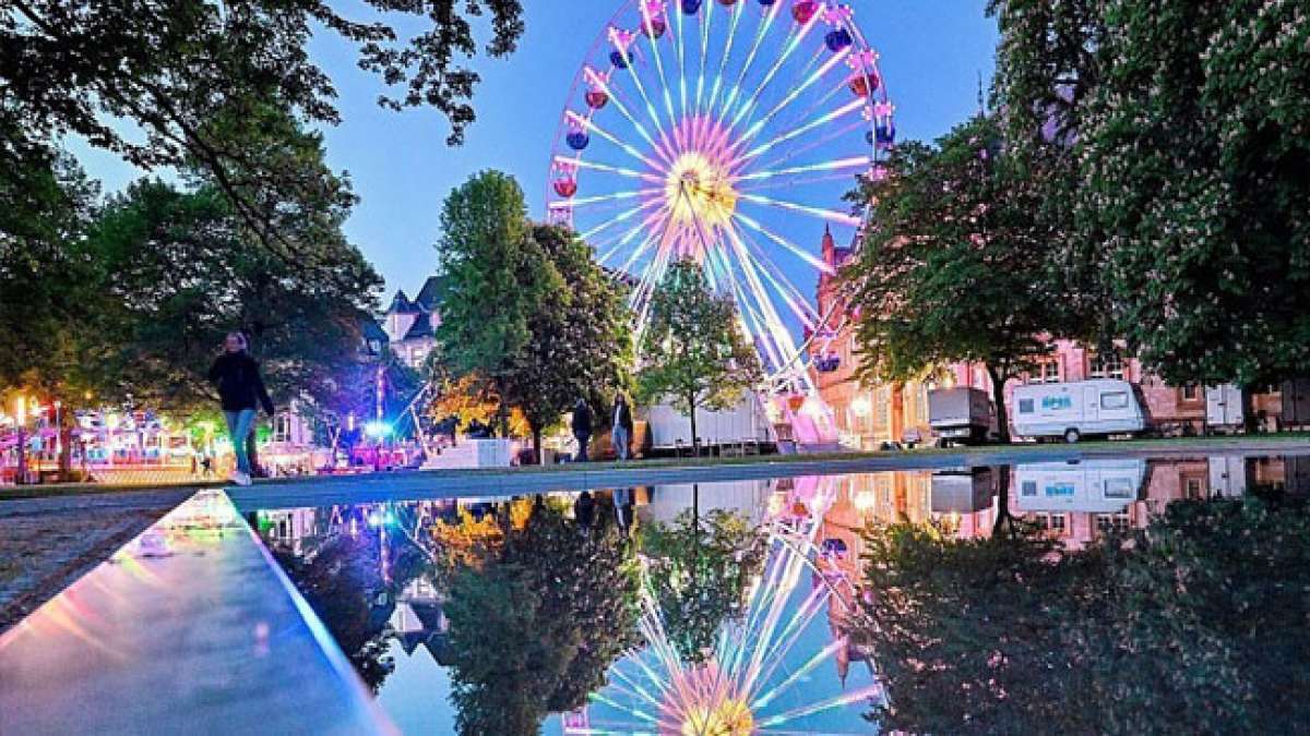 Tauchen Sie ein in ein buntes Treiben aus Fahrgeschäften, Buden und Unterhaltung für die ganze Familie.