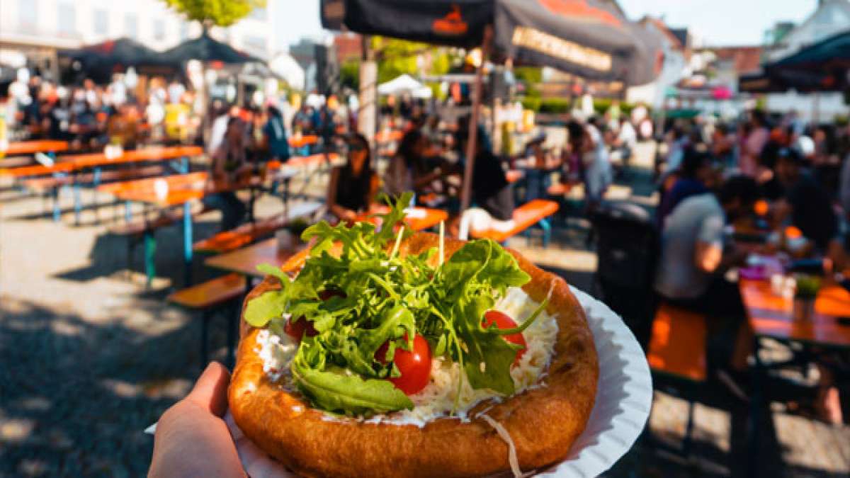 Genießen Sie ein Wochenende im Sommer mit abwechslungsreichen Gerichten und einer lebhaften Atmosphäre auf dem Rathausplatz.