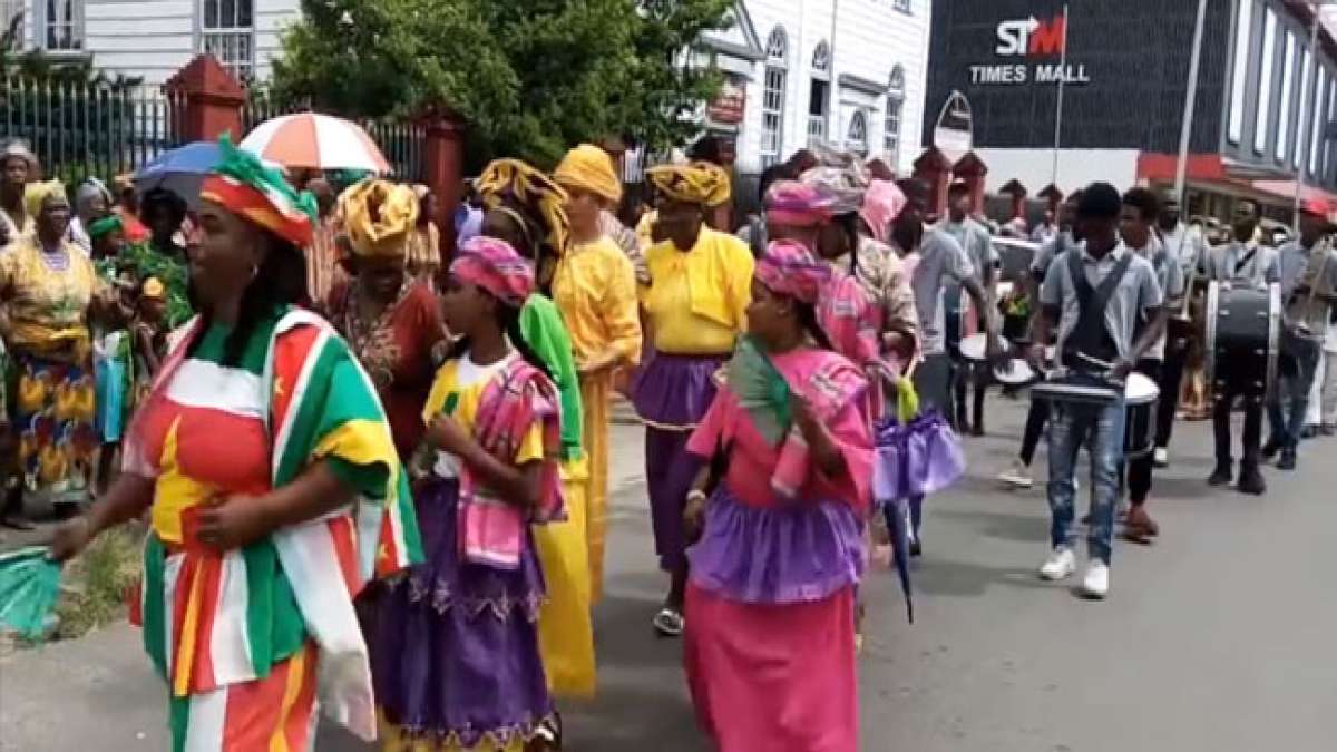 Feiern Sie Keti Koti, den Emanzipationstag in Surinam, und erinnern Sie sich an die Abschaffung der Sklaverei im Jahr 1863. Feiern Sie Keti Koti, den Emanzipationstag in Surinam, und erinnern Sie sich an die Abschaffung der Sklaverei im Jahr 1863.