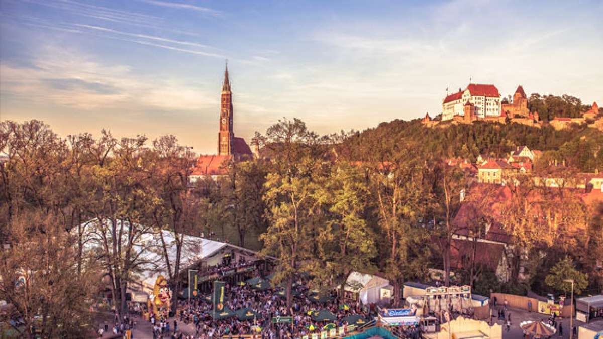 Erleben Sie zehn Tage voller Unterhaltung und bayerischer Kultur in der historischen Stadt Landshut. Erleben Sie zehn Tage voller Unterhaltung und bayerischer Kultur in der historischen Stadt Landshut.