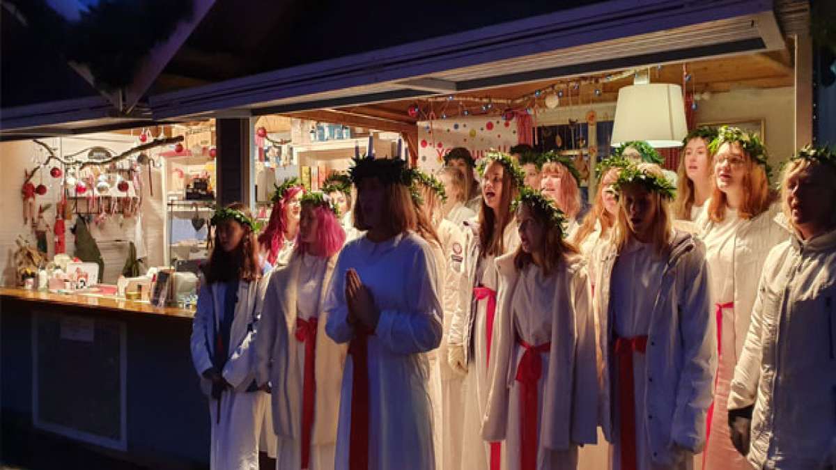 Genießen Sie die gemütliche Atmosphäre und das musikalische Bühnenprogramm, während die Altstadt zum festlichen Wohnzimmer für die ganze Familie wird.