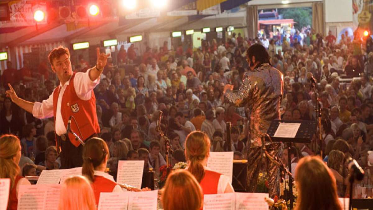 Der Eintritt ist frei und der Festplatz ist leicht erreichbar, was das Event zu einer großartigen Gelegenheit für Musikgenuss und Gemeinschaftsfeier macht. Der Eintritt ist frei und der Festplatz ist leicht erreichbar, was das Event zu einer großartigen Gelegenheit für Musikgenuss und Gemeinschaftsfeier macht.