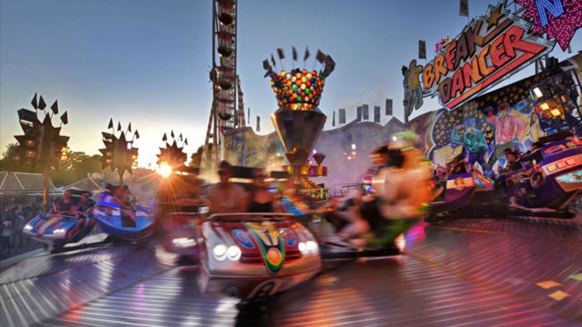 Die Klever Kirmes ist das Herzstück von Kleve und bietet Spaß und Unterhaltung für die ganze Familie!