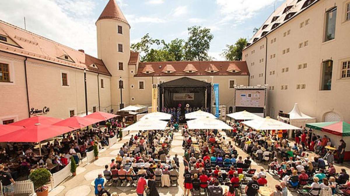 Genießen Sie hochkarätige Live-Acts, edle Weine, regionale Biere und ein vielseitiges Familien- und Kinderprogramm – der Eintritt ist frei! Genießen Sie hochkarätige Live-Acts, edle Weine, regionale Biere und ein vielseitiges Familien- und Kinderprogramm – der Eintritt ist frei!