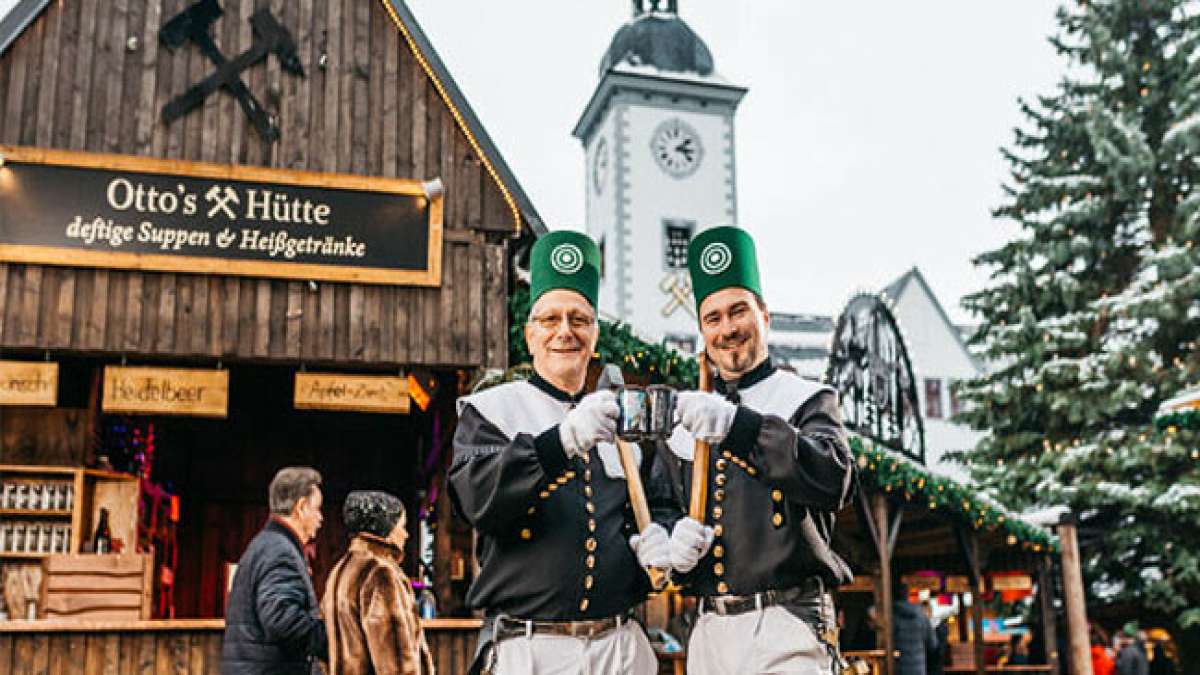 Entdecken Sie liebevoll gestaltete Holzhütten mit erzgebirgischen Spezialitäten, den festlichen Riesenstollen und die traditionelle Bergparade im Fackelschein. Entdecken Sie liebevoll gestaltete Holzhütten mit erzgebirgischen Spezialitäten, den festlichen Riesenstollen und die traditionelle Bergparade im Fackelschein.