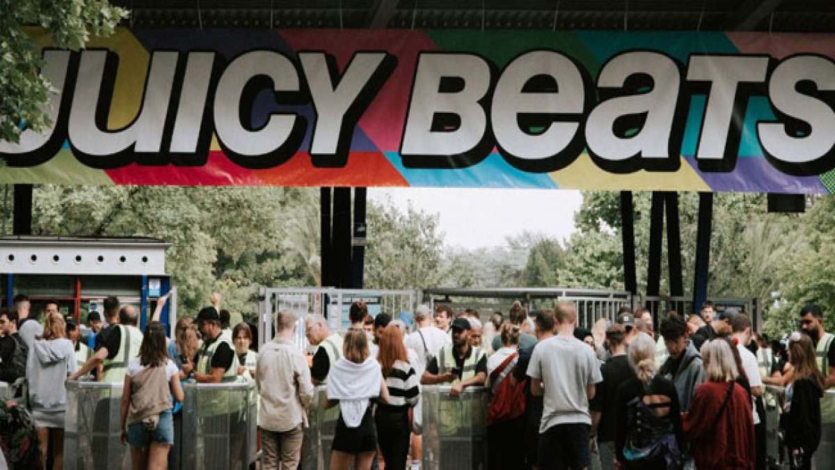 Seit 1996 begeistert das eintägige Festival rund 50.000 Besucher mit hochwertiger elektronischer Musik und bietet auch ein Campingangebot. Seit 1996 begeistert das eintägige Festival rund 50.000 Besucher mit hochwertiger elektronischer Musik und bietet auch ein Campingangebot.