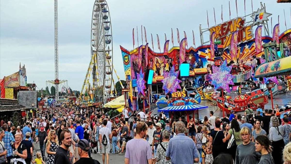 Auf der ein Kilometer langen Rummelmeile bieten 75 Schaustellerbetriebe, von einem 80 Meter hohen Kettenkarussell bis zum Bratwurststand, ein unvergessliches Volksfest-Erlebnis. Auf der ein Kilometer langen Rummelmeile bieten 75 Schaustellerbetriebe, von einem 80 Meter hohen Kettenkarussell bis zum Bratwurststand, ein unvergessliches Volksfest-Erlebnis.