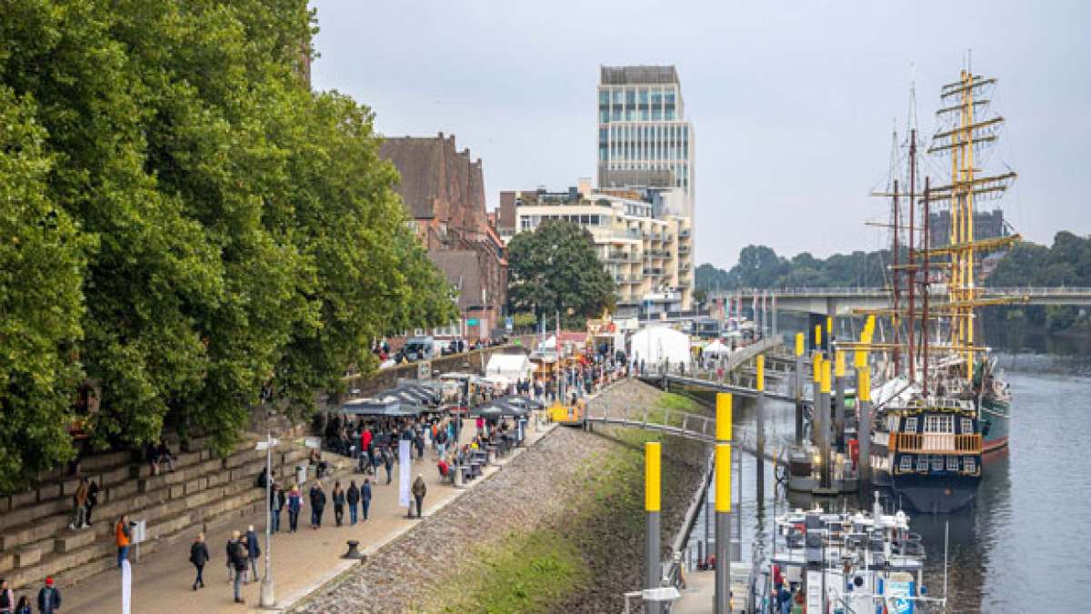 Erleben Sie ein großes Festwochenende mit Wassersport, Stadtführungen, Musik, Feuerwerk und dem Drachenboot Cup an der Schlachte und dem Martinianleger.
