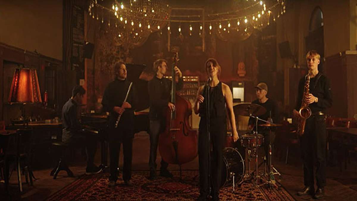 Erleben Sie zeitgenössischen Jazz und entdecken Sie die Stars von morgen im Herzen Leipzigs. Erleben Sie zeitgenössischen Jazz und entdecken Sie die Stars von morgen im Herzen Leipzigs.