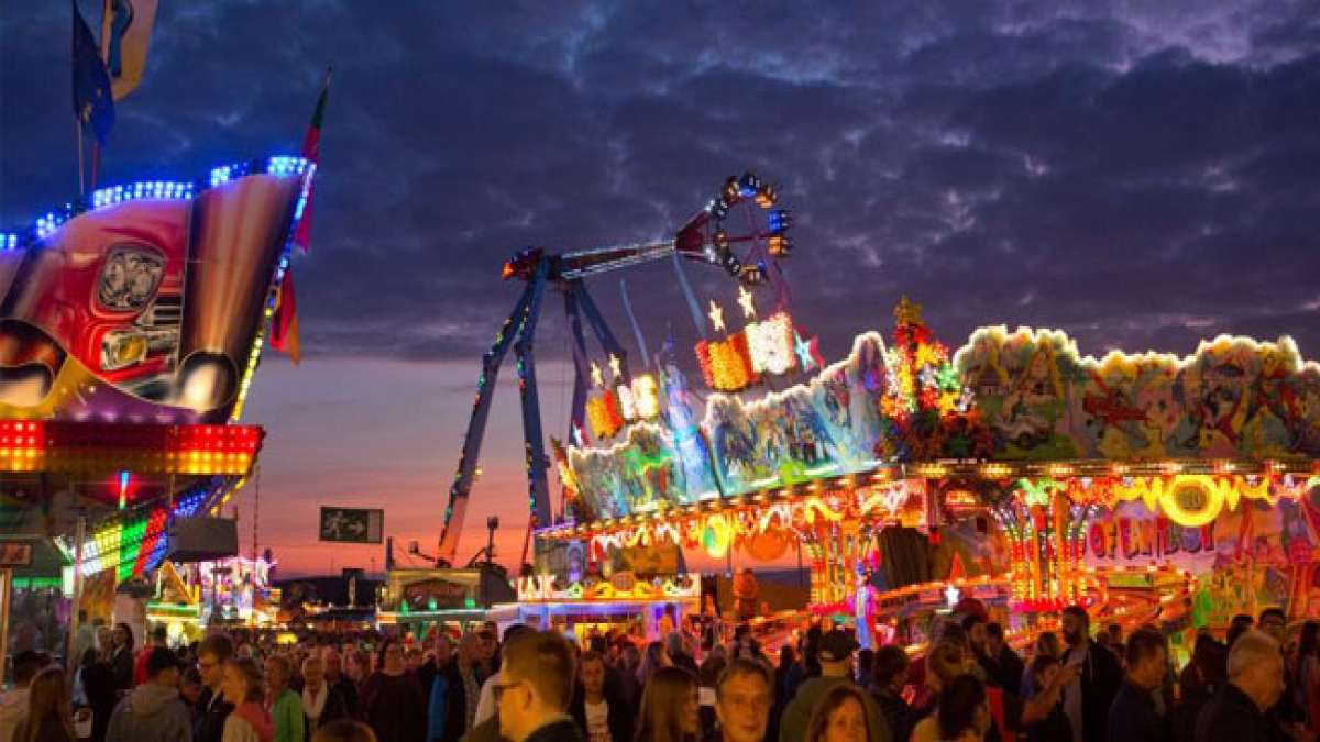 Mit High-Tech-Fahrgeschäften, nostalgischen Karussells, vielfältigen Essensständen und einem beeindruckenden Höhenfeuerwerk bietet das traditionelle Fest seit über 450 Jahren eine unvergessliche Erlebniswelt.