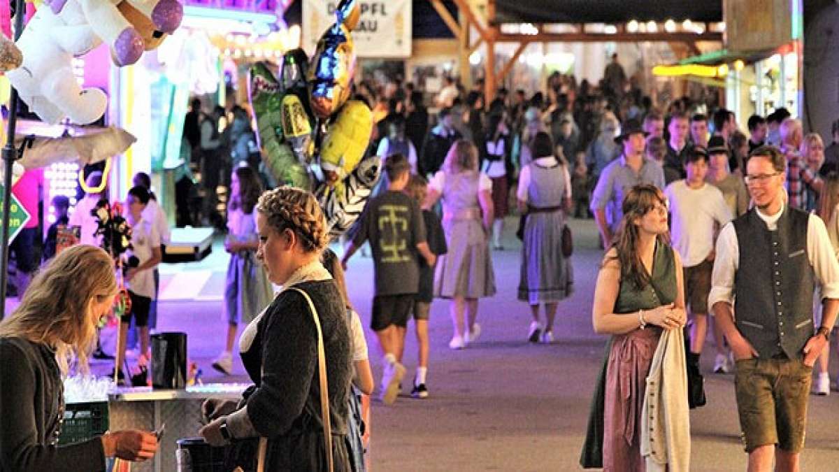 Jährlich im August zieht dieses dramatische Spektakel mit 350 Laiendarstellern und einem historischen Markt tausende Zuschauer an, die eine Zeitreise ins Mittelalter erleben möchten. Jährlich im August zieht dieses dramatische Spektakel mit 350 Laiendarstellern und einem historischen Markt tausende Zuschauer an, die eine Zeitreise ins Mittelalter erleben möchten.