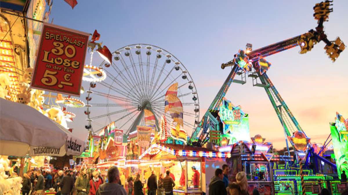 Highlights sind der Familientag mit Ermäßigungen, beeindruckende Feuerwerke und rund 200 Fahrgeschäfte, darunter High-Tech-Attraktionen und klassische Karussells.