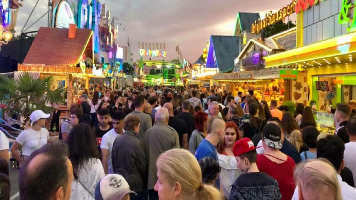 Von bunten Karussells und Autoscootern bis hin zu Kinderachterbahnen und süßen Leckereien wie Zuckerwatte und Popcorn – ein Spaß für die ganze Familie!