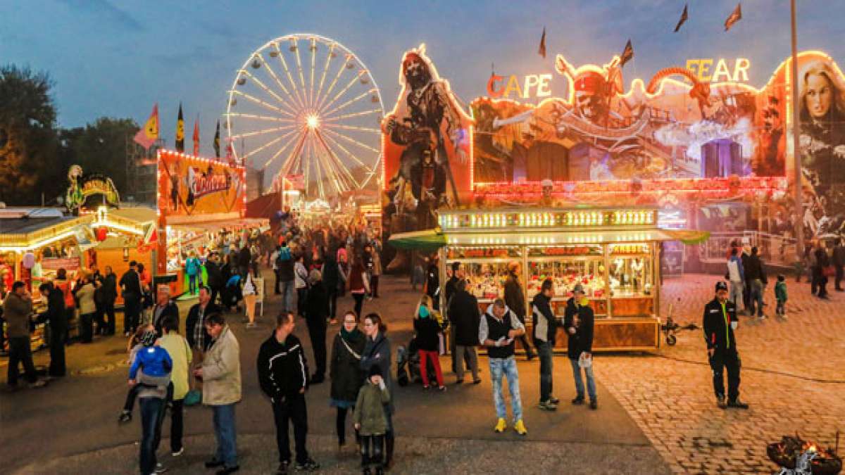 Besucher genießen zahlreiche Fahrgeschäfte, Stände und Buden, die für ein unvergessliches Erlebnis sorgen. Besucher genießen zahlreiche Fahrgeschäfte, Stände und Buden, die für ein unvergessliches Erlebnis sorgen.