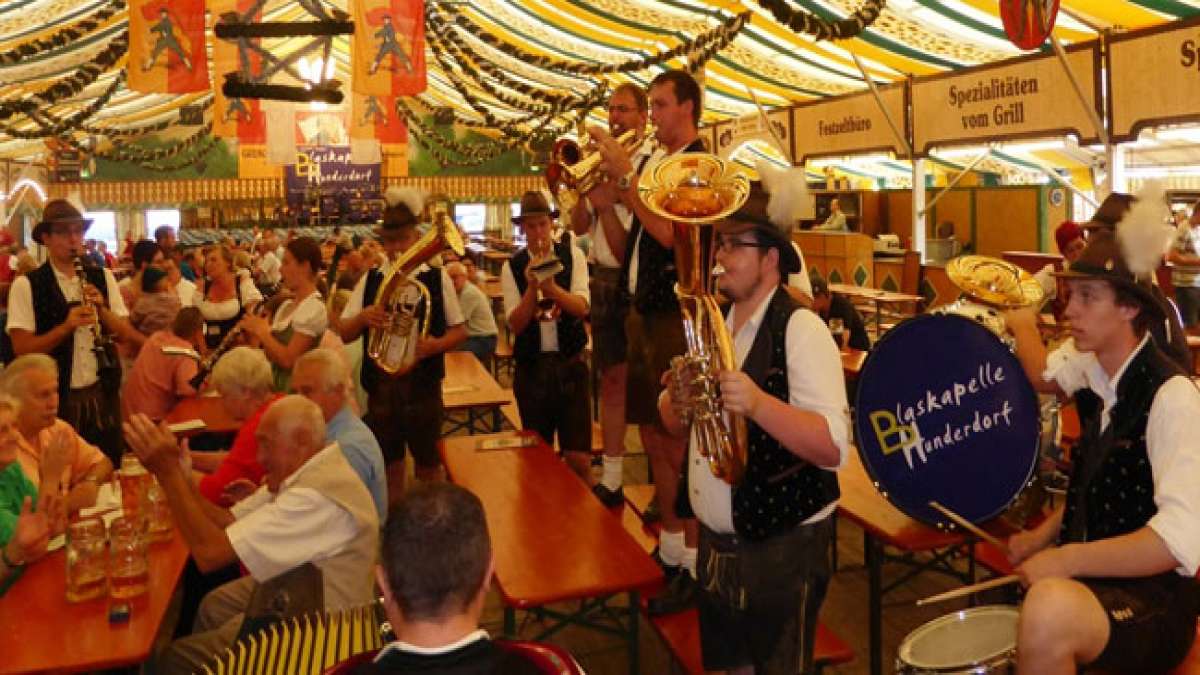 Erleben Sie festliche Umzüge, bayerische Schmankerl, Live-Musik und als krönenden Abschluss ein prächtiges Brillant-Feuerwerk. Erleben Sie festliche Umzüge, bayerische Schmankerl, Live-Musik und als krönenden Abschluss ein prächtiges Brillant-Feuerwerk.