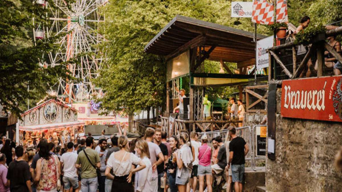 Erleben Sie die einmalige Atmosphäre mit 23 Bierkellern, sieben Musikbühnen und vielfältigen Attraktionen in einer faszinierenden Naturkulisse.