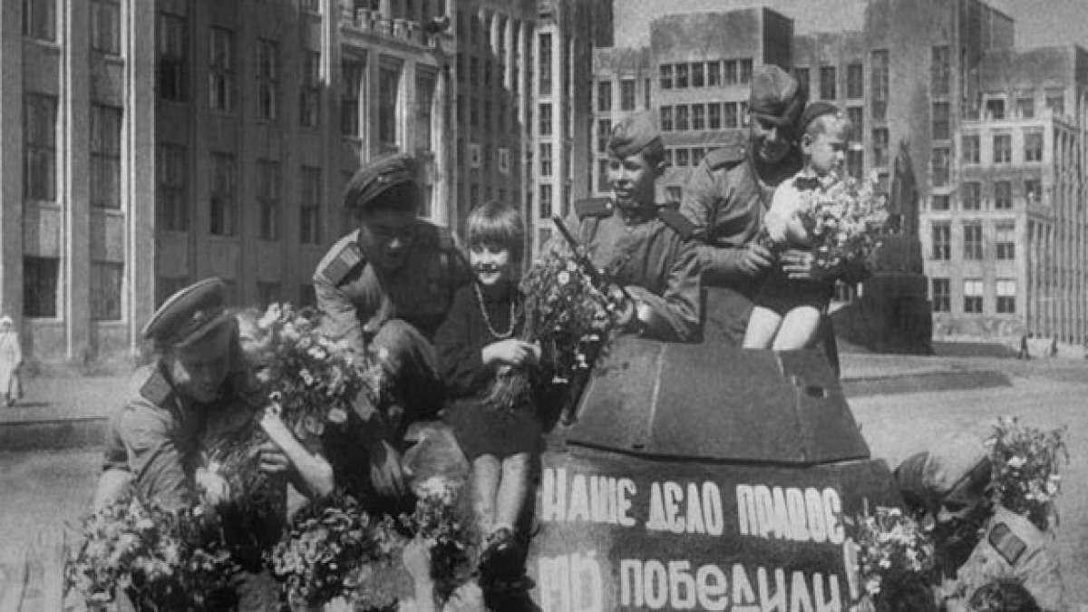 Feiern Sie den Weißrussischen Unabhängigkeitstag und die Befreiung von Minsk von der Nazi-Besatzung durch sowjetische Truppen im Jahr 1944.