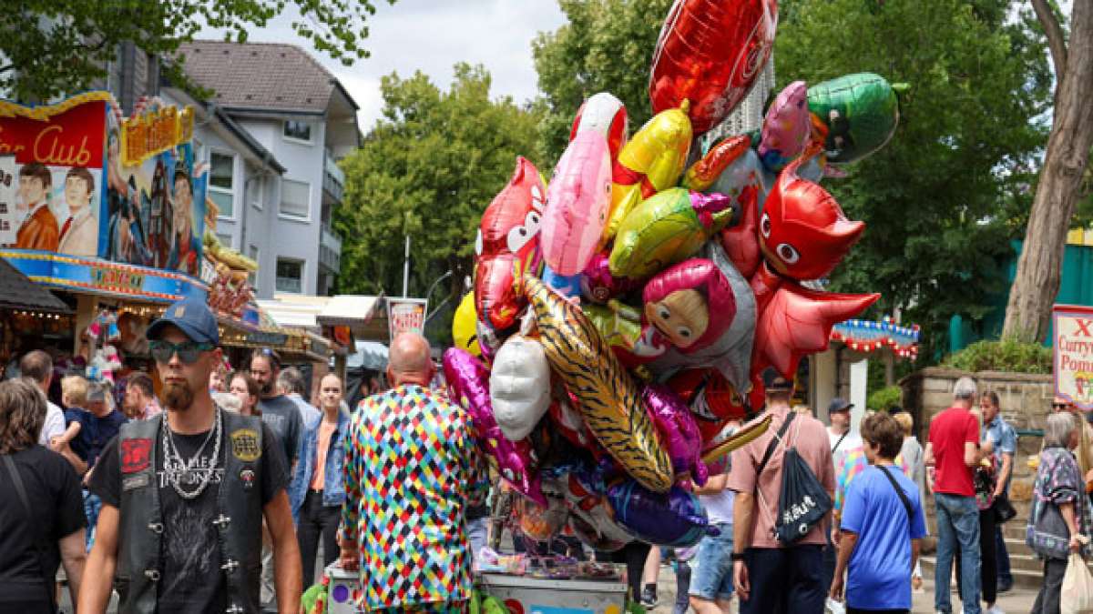Genießen Sie zahlreiche Fahrgeschäfte, Kirmesbuden und kulinarische Spezialitäten bei einem Fest, das jährlich rund 200.000 Besucher anzieht!