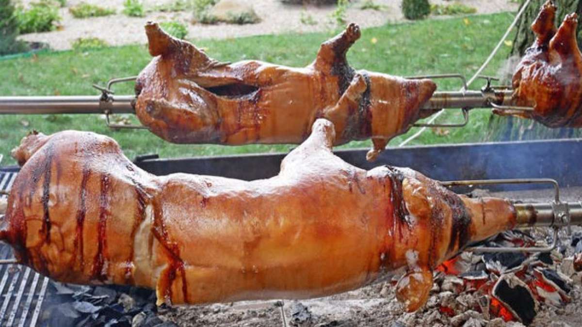 Traditionell eröffnet der Bürgermeister die Kirmes mit einem Belagerungstrunk, während Fahrgeschäfte und kulinarische Genüsse Besucher anziehen. Traditionell eröffnet der Bürgermeister die Kirmes mit einem Belagerungstrunk, während Fahrgeschäfte und kulinarische Genüsse Besucher anziehen.
