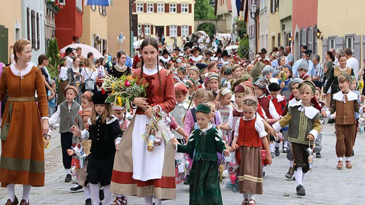 Jährlich im Juli erwecken Festspiele, Festzüge und traditionelle Tänze die Geschichte der Kinder, die die Stadt retteten, zum Leben.