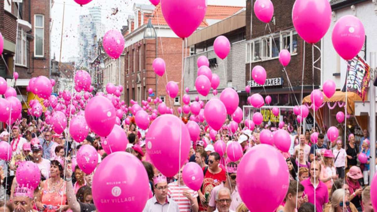 Zehn Tage lang verwandelt sich das Stadtzentrum von Tilburg in ein lebendiges Fest mit Konzerten, Ausstellungen und besonderen Veranstaltungstagen wie dem Roze Maandag.