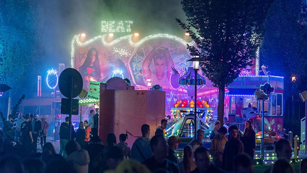 Mit Live-Musik auf drei Bühnen, einem Riesenrad, vielfältigen Spielaktionen und köstlichen Speisen verwandelt sich die Uelzener Innenstadt in eine lebendige Partymeile für Tausende Besucher.