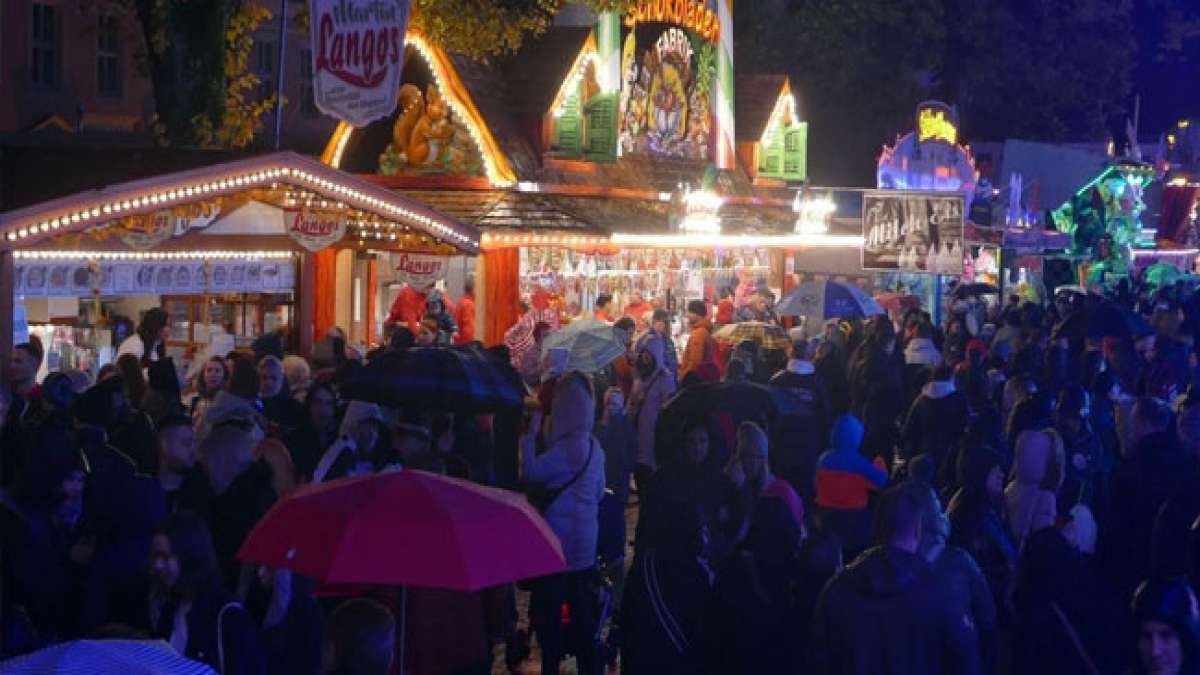 Erleben Sie über 100 Schausteller, zahlreiche Fahrgeschäfte und festliche Beleuchtung mit über 1.000.000 LED-Lichtern im Herzen der Fontanestadt!